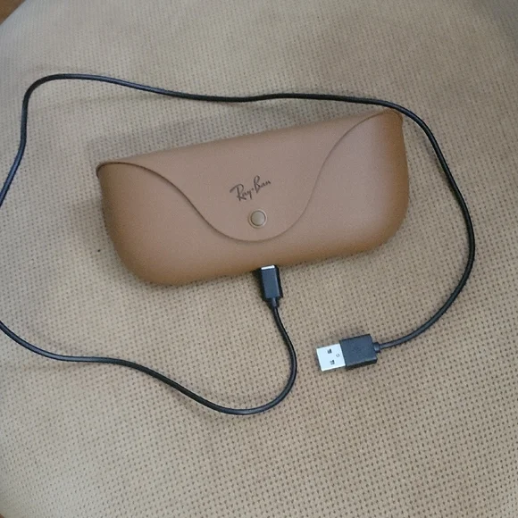 Ray-Ban Meta Glasses With Beige Case And Charger - Picture 2 of 14